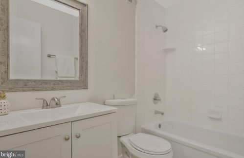 2361 Emerald Hts Ct, Herndon VA 20191-1752 exterior