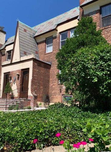 83 Dartmouth St, Valley Stream NY  11581-3215 exterior