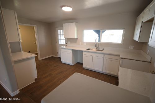 5751 28 St, Tucson AZ 85711-5925 exterior