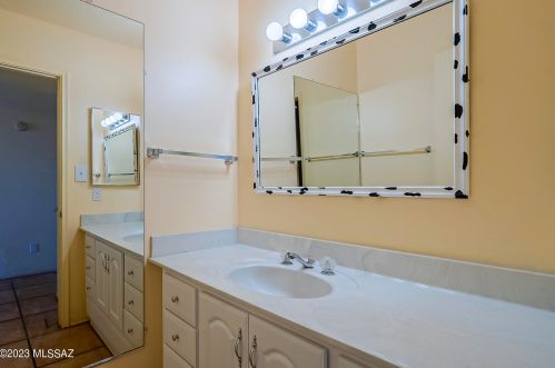 5860 Swan Rd, Tucson AZ 85718-5433 exterior