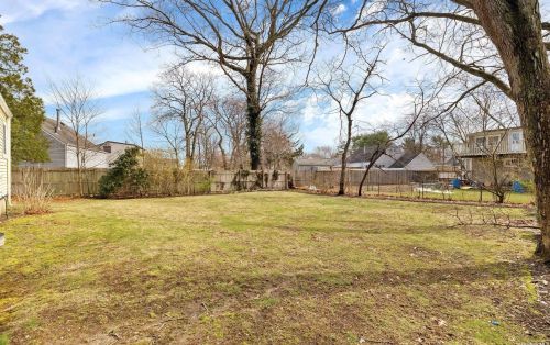 8 Lynhaven Pl, Commack NY 11725-3107 exterior