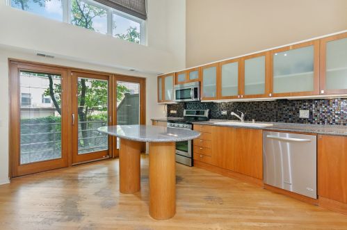 2246 Lakewood Ave, Chicago IL 60614-3629 exterior