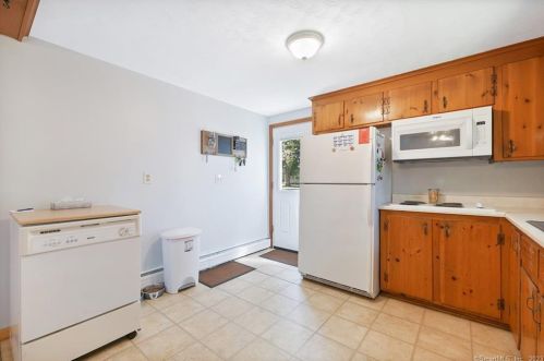 59 Neelans Rd, Enfield CT 06082-5734 exterior