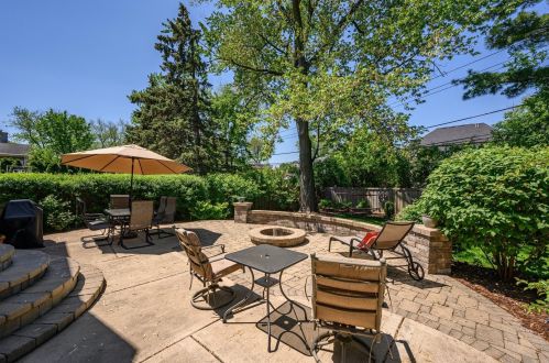 562 Linden Ave, Elmhurst IL 60126-4029 exterior