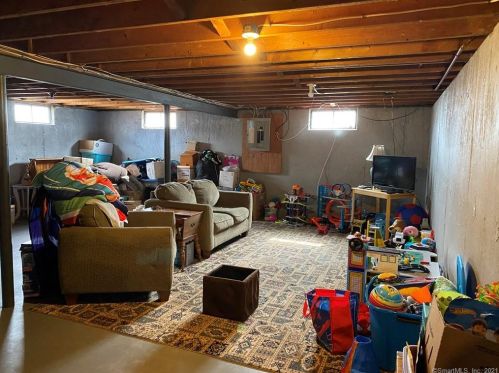 43 Raffia Rd, Enfield CT 06082-5159 exterior