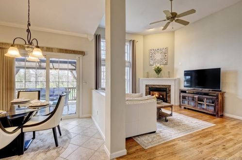 31 Acorn Dr, Windsor Locks CT 06096-1224 exterior