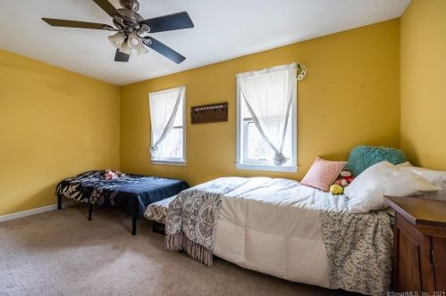 334 Maple Ave, Uncasville CT 06382-2018 exterior