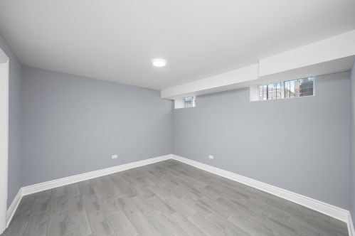 8247 Oglesby Ave, Chicago IL  60617-1927 exterior