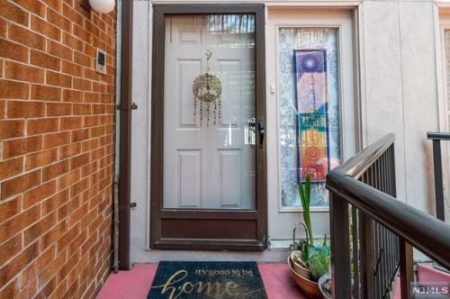 9 Lawrence Ct, Teaneck NJ 07666-6489 exterior