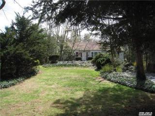 14 Amherst Ct, Hunt, NY 11743-2424