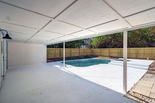 1702 Hampshire Ln, Fort Pierce FL 34953-2046 exterior