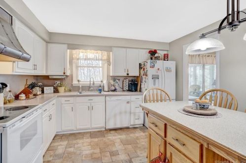 190 Mayflower Ln, Meriden CT 06450-3522 exterior