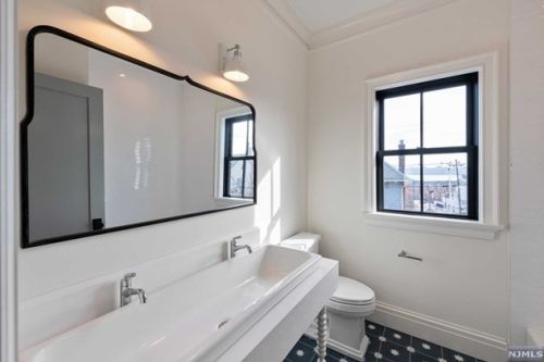 11 Lasher Ln, Edgewater NJ  07020-1403 exterior