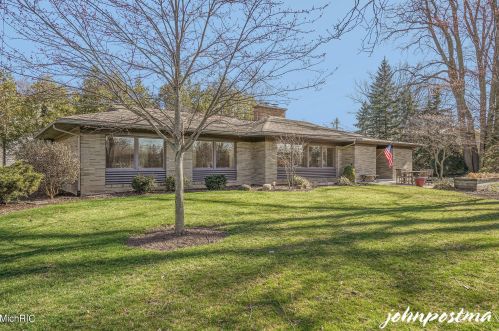 2727 Cascade Rd, Grand Rapids, MI 49506-1978