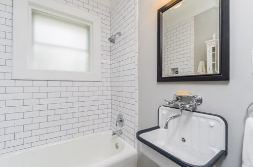 1831 Lyle Ave, Atlanta GA  30337-1204 exterior