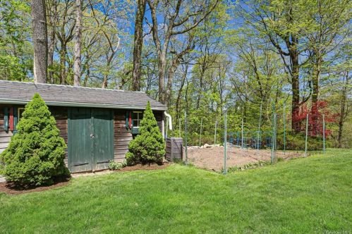 52 Banksville Rd, Armonk NY 10504-2642 exterior