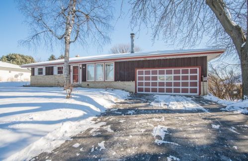 7406 43rd St, Milwaukee, WI 53209-1922