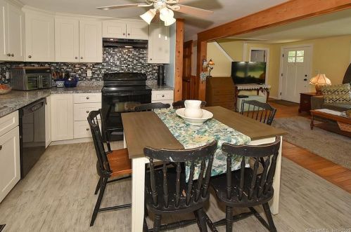 20 Grand St, Enfield CT 06082-4627 exterior