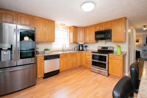 38 Raffia Rd, Enfield CT 06082-5171 exterior