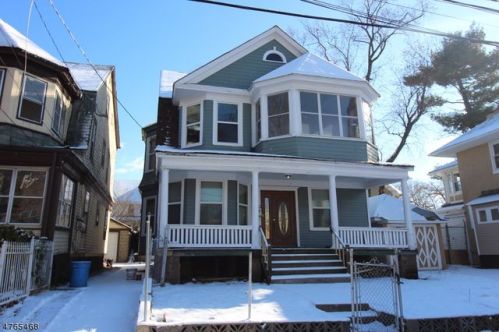1064 Hunterdon St, Newark, NJ 07112-2411