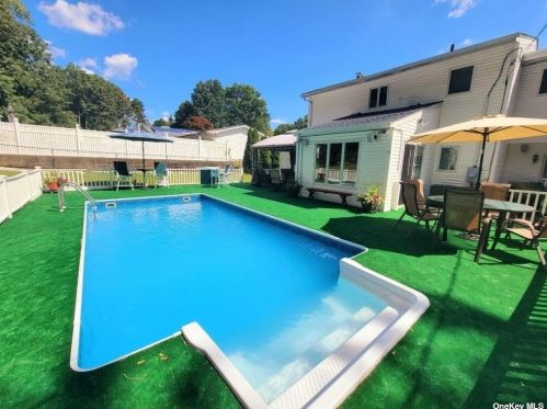 38 Fuller St, Huntington Station NY 11746-6657 exterior