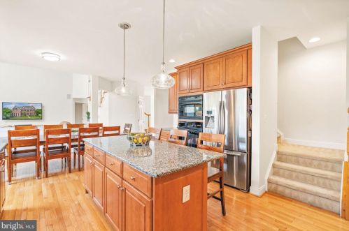 17675 Tobermory Pl, Leesburg VA 20175-7053 exterior