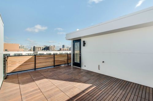 450 Oak St, Chicago IL 60610-7298 exterior