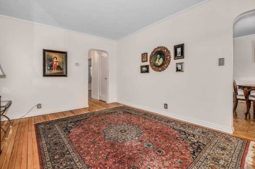 73 Gates Ave, Valley Stream NY 11580-3206 exterior