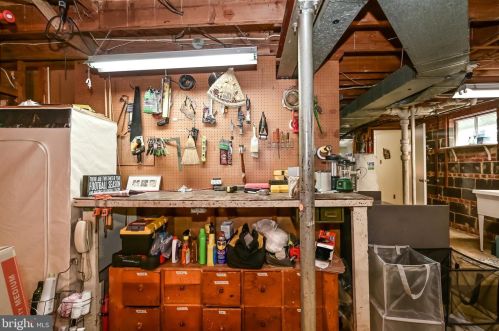 5615 Chase Ct, Alexandria VA 22312-6318 exterior