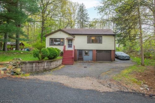 4 Bowdoin Trl, Hopatcong, NJ 07843-1106