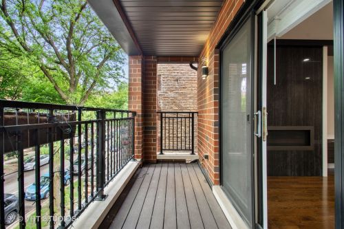 1741 Roscoe St, Chicago IL 60657-1015 exterior