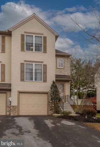 224 Banyan Circle Dr, Lancaster, PA 17603-4489