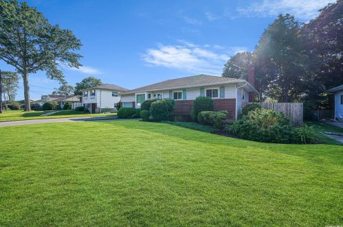 488 French Ave, Babylon NY  11703-2106 exterior