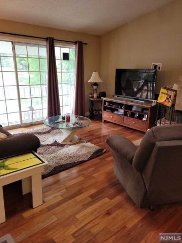 578 Holly Ct, Mahwah, NJ 07430-3437