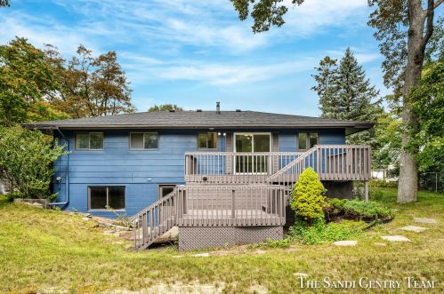 1845 Bonneville Dr, Meskegon MI 49441-3709 exterior