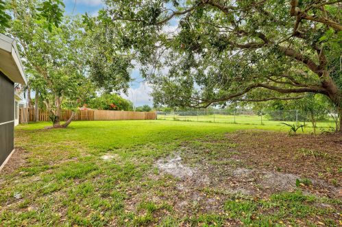 1925 Redwing Cir, Fort Pierce FL 34952-8834 exterior