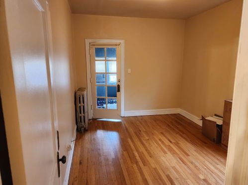 8030 Eberhart Ave, Chicago IL 60637-2484 exterior