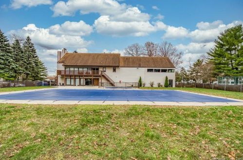 376 Cypress Rd, Hartford CT 06111-5616 exterior