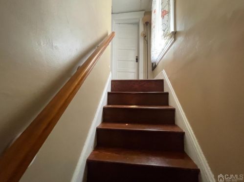 4 Columbus Ave, Edison NJ 08817-5240 exterior