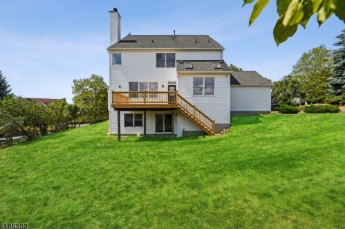 11 Bakley Ter, Town Center NJ  07052-2169 exterior