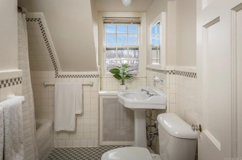 321 Central Pkwy, Mount Vernon NY 10552-1925 exterior