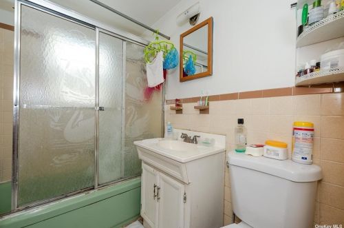 128 Cottage St, Valley Stream NY 11580-4302 exterior