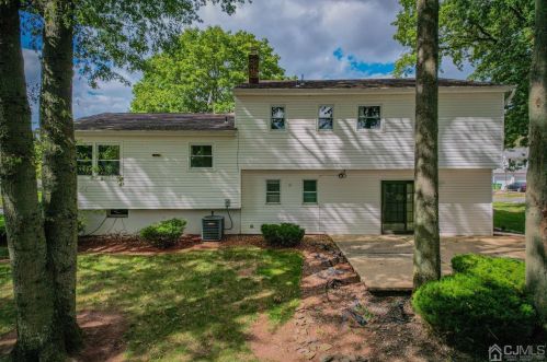 7 Meredith Rd, Edison NJ 08817-2231 exterior