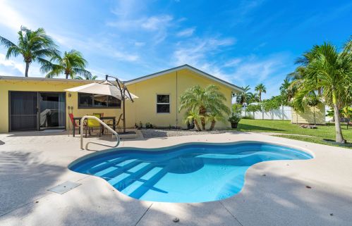 1602 Thumb Pt Dr, Fort Pierce FL 34949-3569 exterior