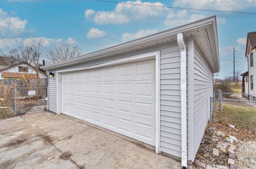 1325 Pryor Ave, Milwaukee WI  53207-1869 exterior