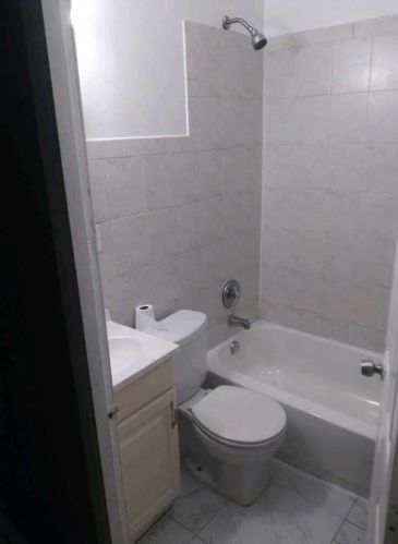 9034 Commercial Ave, Chicago IL  60617-4303 exterior