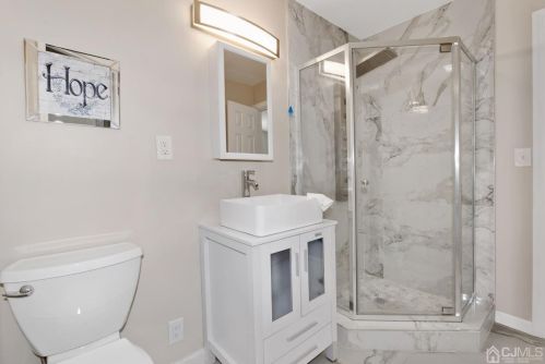 40 Markham Rd, Edison NJ  08817-4129 exterior