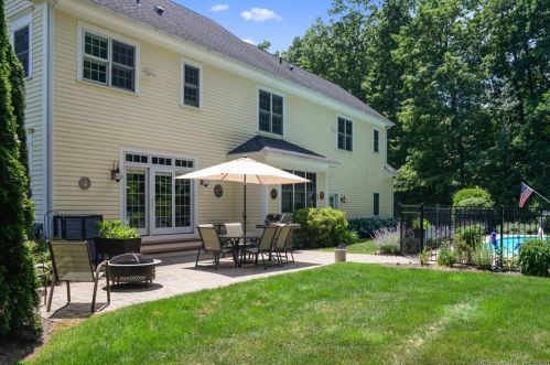 101 Somersby, Farmington CT 06032-2756 exterior