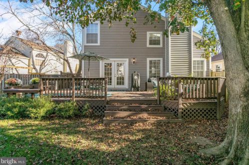 7513 Cross Gate Ln, Alexandria VA 22315-4619 exterior