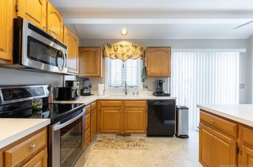 35 Red Oak Hl, Torrington CT 06790-8080 exterior